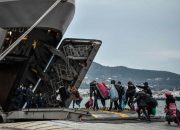 Kapal angkatan laut Yunani di Lesbos menampung migran pulau terbaru