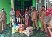 Camat Kulisusu Barat Bagikan Sembako ke Masyarakat Dikarantina