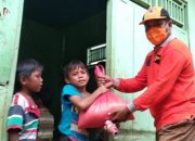 BPBD Bagi Sembako Ke 77 KK terdampak Corona di Bukit Wolio Indah Baubau