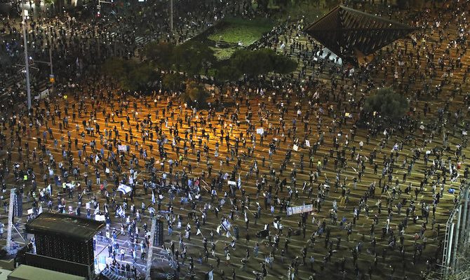 Ribuan orang menentang kesepakatan koalisi Israel