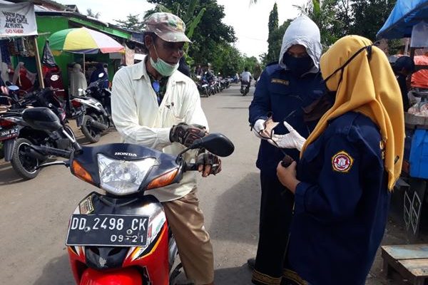 Cegah Penyebaran COVID-19, Karang Taruna Desa Barana bagikan Masker dan Sosialisasi Keliling