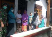 Bersama Pemdes, Babinsa Koramil Wotu Bagikan Masker kepada Warga Desa Cendana Hijau