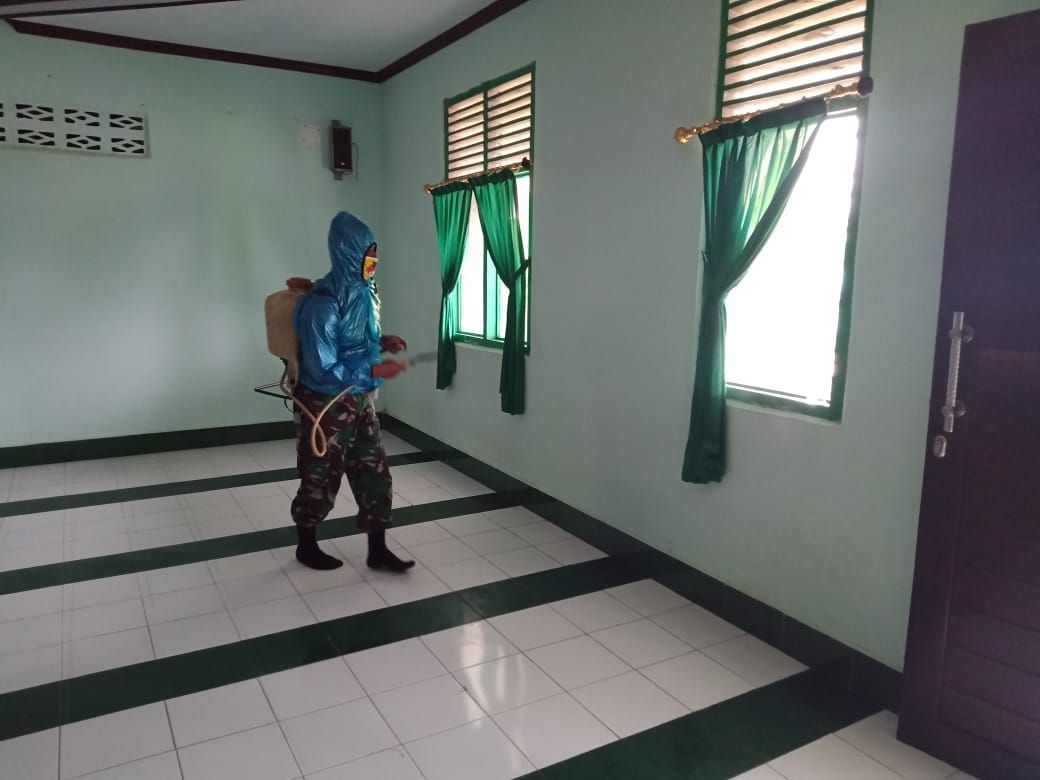 Cegah Penularan COVID-19, Sejumlah Masjid di Kelurahan Balakia Disemprot Desinfektan