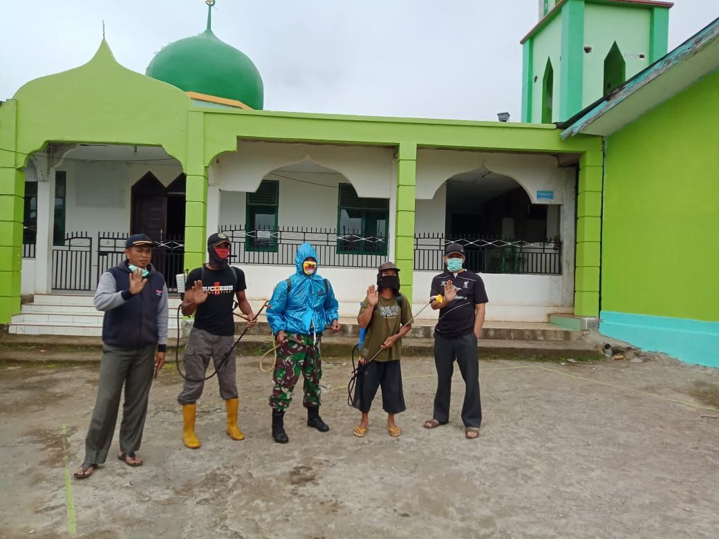 Cegah Penularan COVID-19, Sejumlah Masjid di Kelurahan Balakia Disemprot Desinfektan