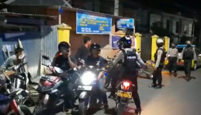 Polisi Bubarkan Kerumunan remaja di Bone saat potroli Mobile