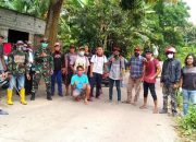 Babinsa Bersama Kades Balolohe Semprotkan Disinfektan Sejumlah Titik di Desa Bulolohe