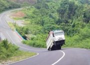Diduga Kelebihan Muatan, Ban depan Dump Truk Terangkat