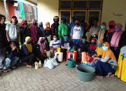 Cegah Penyebaran COVID-19, Kades Bulusuka Semprotkan Desinfektan kerumah Warga