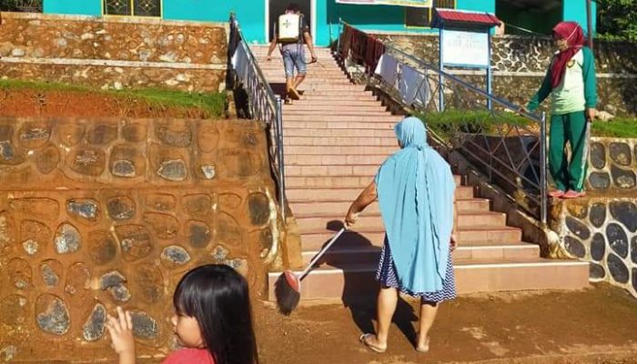 Peduli Kesehatan Dunia, Kades Wunduhaka Lakukan Penyemprotan Desinfektan