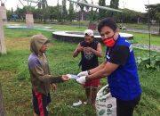 Waspada Penyebaran COVID-19, Tagana Bone Bagikan APD Kepada Warga