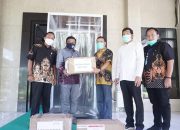 Yayasan Hadji Kalla Serahkan APD Berstandar WHO Ke Pemkab Bone