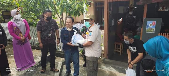 Dinas KOMINFO Bone Serahkan Paket Sembako kepada Sejumlah Jurnalis dan Aktivis