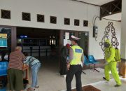Upaya Cegah Covid-19 Polres Sekadau Semprot Disinfektan di Kantor Samsat