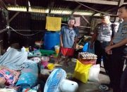 Peduli Sesama, Kapolsek Sekadau Berikan Bantuan Sembako Kepada Pasutri Kurang Mampu