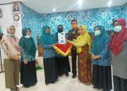 Ketua TP PKK Takalar Serahkan Bahan Cair Disinfektan ke Gugus Tugas Covid 19 Takalar