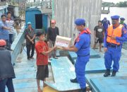 Polairud Polda Kalbar Bagi Sembako Untuk Masyarakat Pesisir