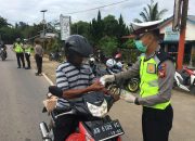 Sat Lantas Polres Sekadau Bagikan Brosur Cegah Covid-19 dan Tunda Mudik