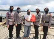 Polres Sekadau Bagikan Paket Sembako ke Masyarakat Terdampak Pandemi COVID-19