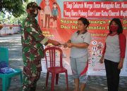 Cegah Penyebaran Covid-19, Babinsa Dampingi Pemdes Manggala Bagikan Masker Gratis kepada Warganya