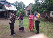 Cegah Penyebaran Covid-19, Bhabinkamtibmas Bersama Pemerintah Kelurahan Bontokadatto Bagikan Masker ke Warga
