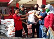 Kodim Sanggau Kerahkan Babinsa Kawal Pendistribusian Beras Bantuan Gubernur Kalbar