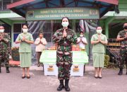 Tenaga Medis Rumkit Kodam XVIII/Kasuari Terima Bungkisan Ketum Persit KCK.