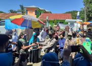 Baksos, Kapolsek Polsel Bagi Masker dan Sembako di Pasar Bulukunyi