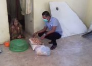 Kanit Reskrim Polsek Polsel Bagikan Sembako ke Warga Kurang Mampu