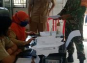 Antisipasi Covid-19, Babinsa Koramil Mangkutana Cek Data Pekerja di Desa Panca Karsa