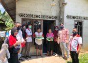 Ditengah Pandemi COVID-19, Anggota DPRD Sekadau Bagikan Sembako