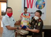 Peduli Jurnalis Kajari Soppeng serahkan bantuan sembako ke IWO