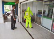 Polres Sekadau Semprot Disinfektan di Minimarket Indomaret