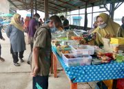 Hari Pertama Ramadan, Warga Berburu Takjil untuk Berbuka