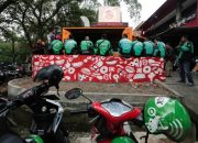 Warung makanan di Jakarta mendistribusikan makanan gratis ke keluarga berpenghasilan rendah