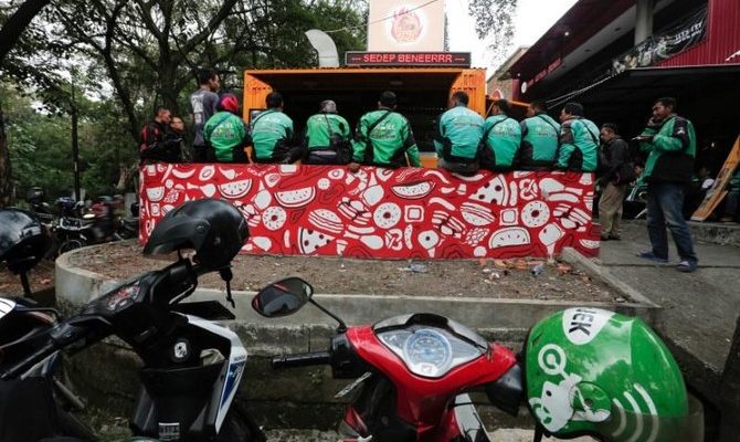 Warung makanan di Jakarta mendistribusikan makanan gratis ke keluarga berpenghasilan rendah