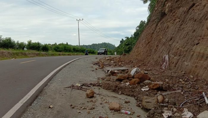 Miris, Drainase di Ruas Jalan Weda - Kobe Tertimbun Longsor Dibiarkan Begitu saja