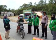 Mahasiswa KKN Unimal bagikan Masker Gratis Kepada pengguna jalan di Pakpak Bharat