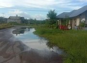 Pekerjaan Drainase Tak Tepat Sasaran Akibatkan Genangan Air di Jalan dan Rumah Warga