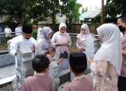 1 Syawal 1441 H, Iksan Iskandar Nyekar ke Makam Orang Tua