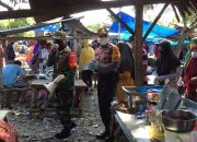 Babinsa Koramil 13/Wotu  bersama Bhabinkamtibmas Himbau Warga yang ke Pasar Harus Pakai Masker