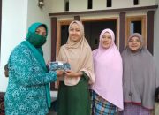 Peduli Warga dari Covid-19, Pemdes Mandiri Lutim Bagikan Masker dan Pasang Portal