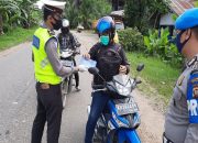 Pos Pam Ops Ketupat Sungai Kunyit Lakukan Cek Poin dan Bagikan Buku Keselamatan Lalu Lintas