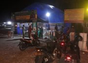 Pastikan Aman, Babinsa Koramil Wotu Pantau Posko Covid-19 Desa Tarengge