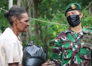 Bantu Warga Di Tengah Pendemi Corona, Satgas 411 Kostrad Bagikan Sembako di Perbatasan