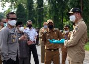 Terapkan PSBB, Bupati Adnan Periksa Langsung Identitas Pengendara yang Ingin Masuk ke Gowa