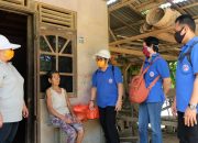 Dekranasda Sekadau Bagikan 49 Paket Sembako Untuk Pengrajin dan Warga Sakit Tak Berdaya