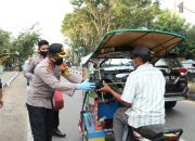 Kapolres Takalar Bagikan Takjil ke Pengendara