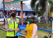 Polres Sekadau Bagikan Buku Panduan Keselamatan Berlalulintas