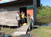 Dikawal Ketat Babinsa 11 Desa di Sungai Raya Tersaluri Bantuan Beras