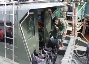 TNI Berbagi Nasi Kotak Untuk Warga di Tepian Sungai Kapuas